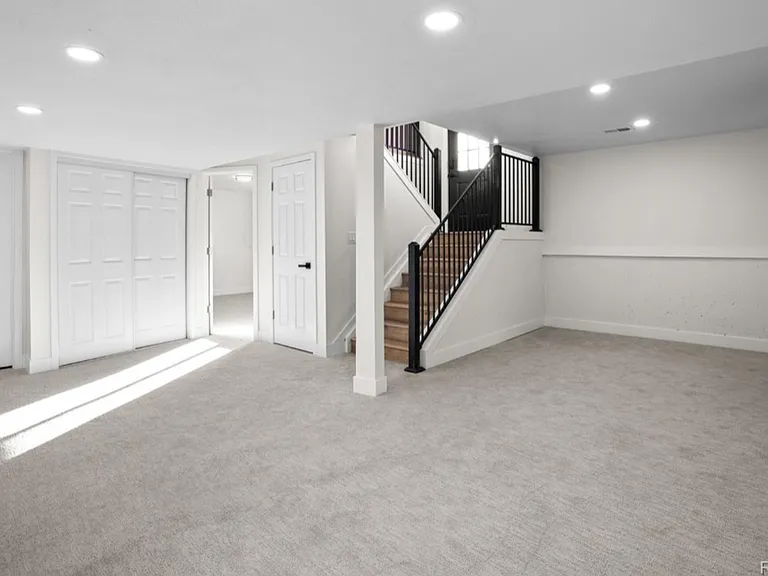 922 Park View St — Photo 9