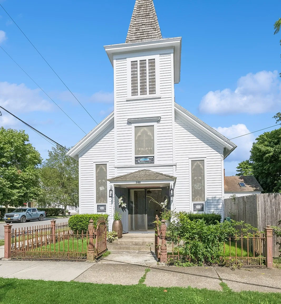 Completely Renovated One Of A Kind Historic Building — Photo 2