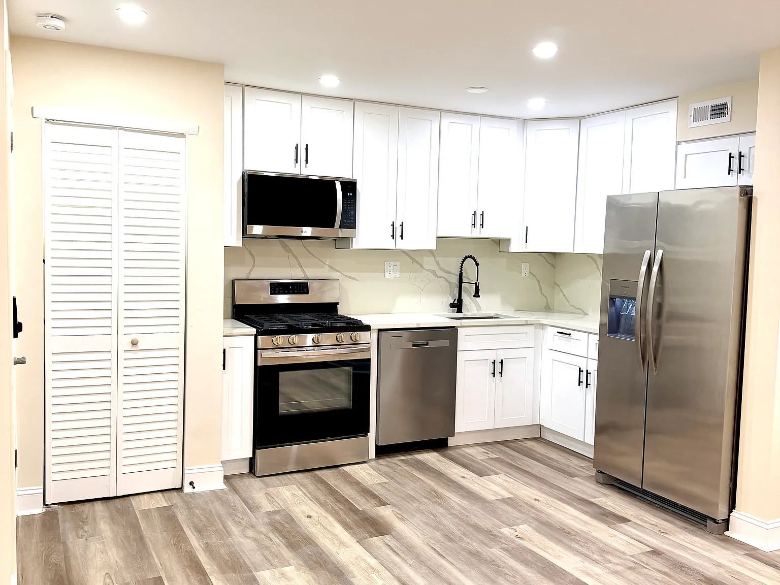 2 bed, 900 sqft, $2,000 — Photo 3