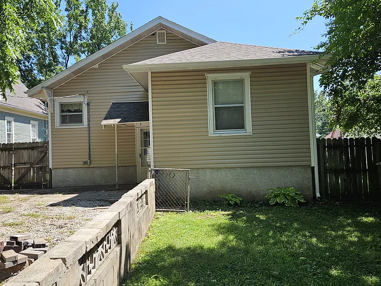 1041 W State St — Photo 28