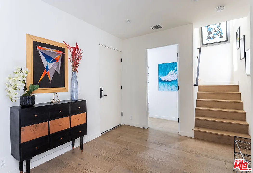 3 bed, 3.5 bath, 2255 sqft, $8,750 — Photo 3