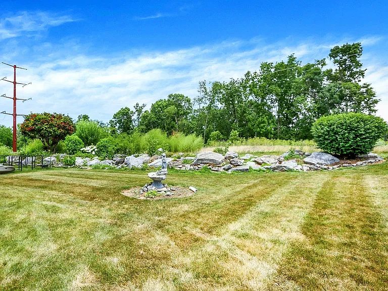 1556 Macintosh Way — Photo 19