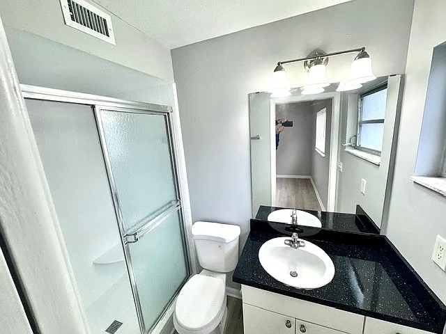 Devon Manor Apartments — Photo 33