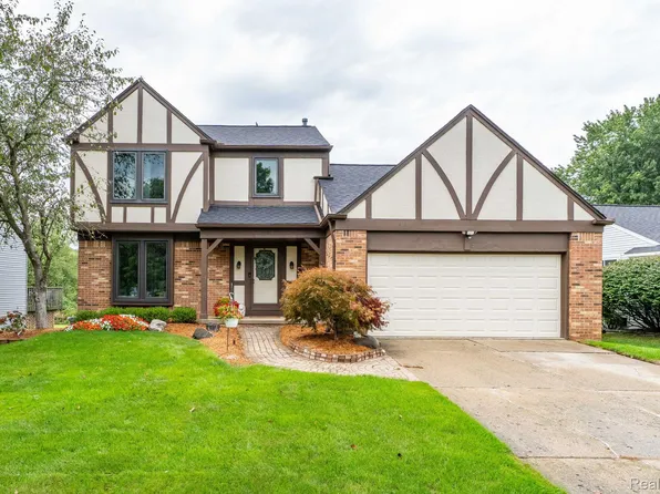 984 Coach House Ln, Waterford, MI 48327