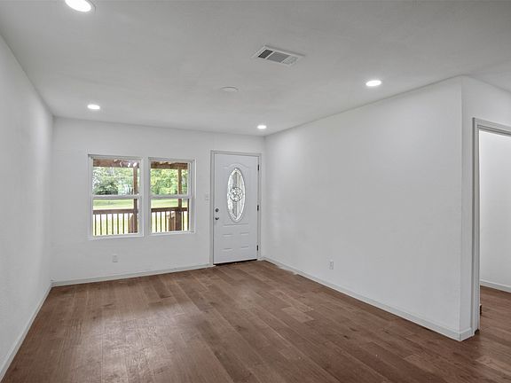 3rd image of 121 Circle Dr