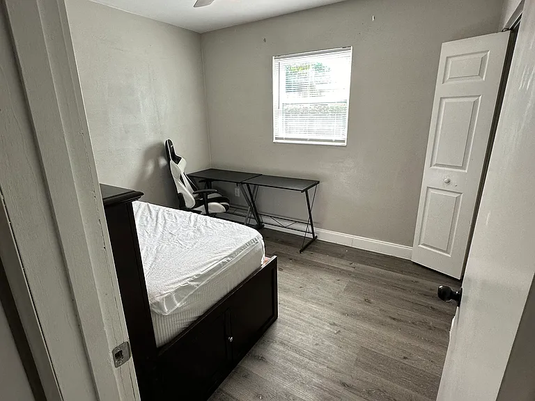 2907 Rollins St — Photo 4