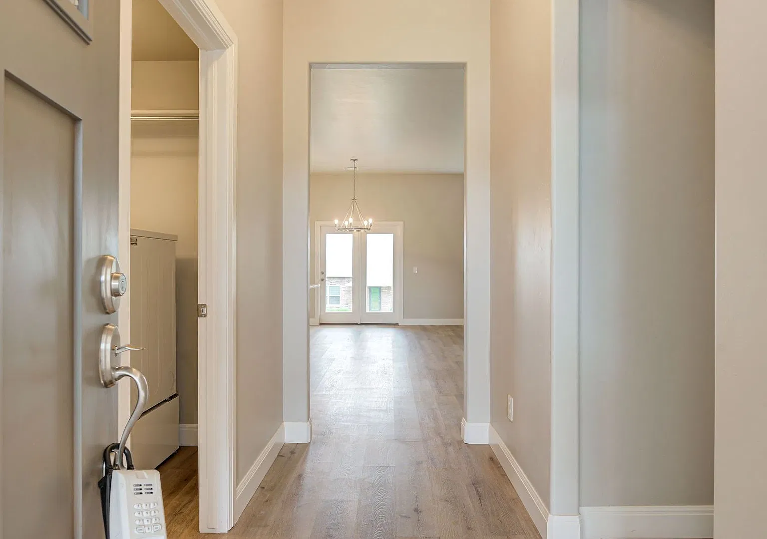 Gorgeous 4 bed 2 bath in Yukon! — Photo 3