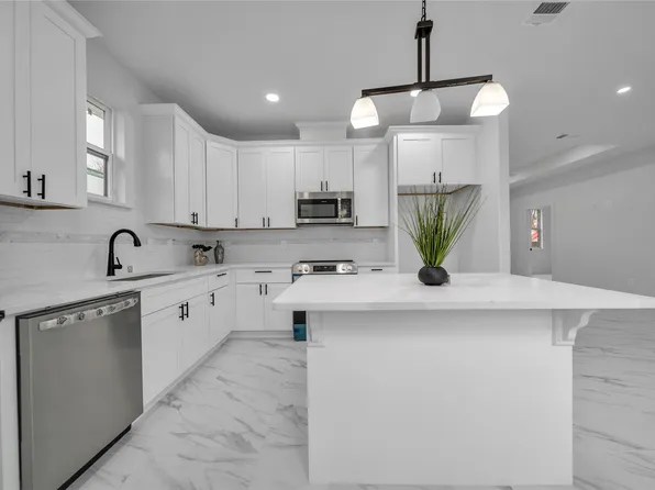 715 N Hamlett St, Athens, TX 75751