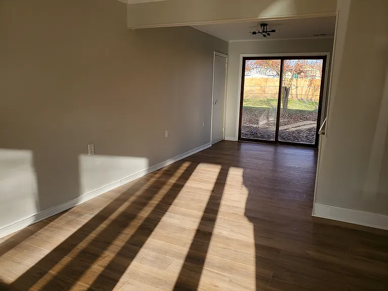 411 Sussex Dr — Photo 12