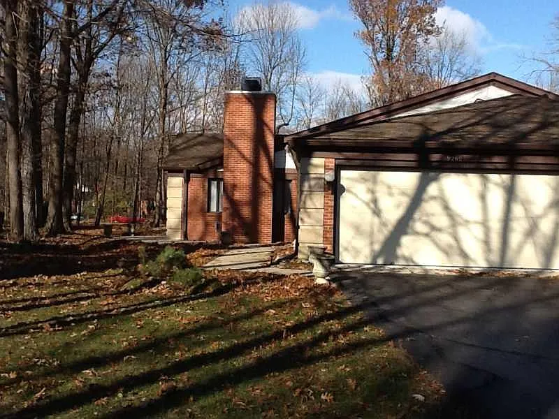 9260 Golden Woods Dr photo 1