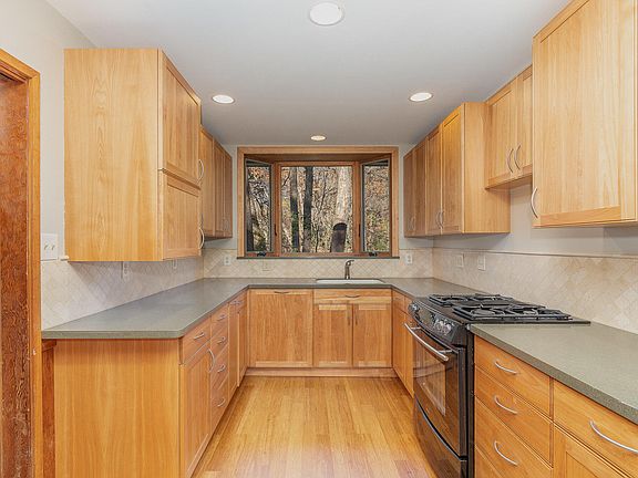 5th image of 205 Glenhill Ln