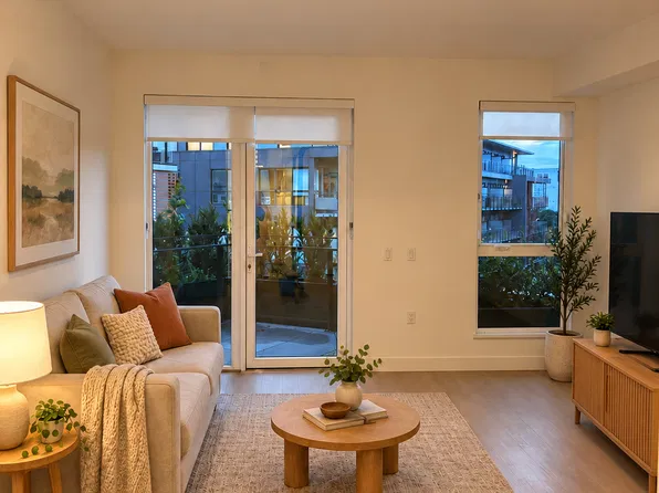 333 Saint Davids Ave #201, North Vancouver, BC V7L 3N7