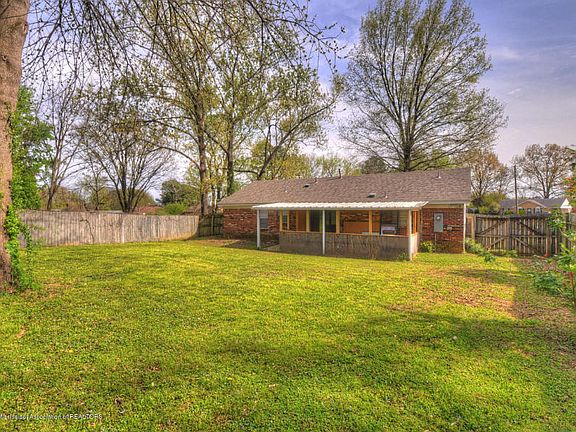 3rd image of 1686 Custer Dr