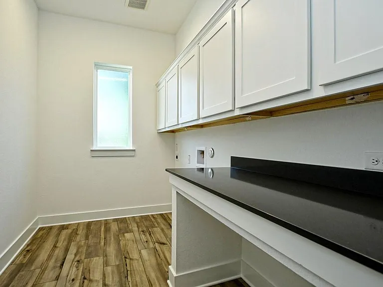 402 Zennia St — Photo 12