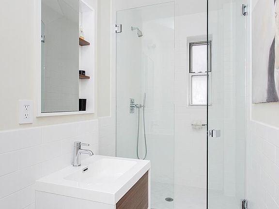 5th image of 601 E 19th St APT 5L