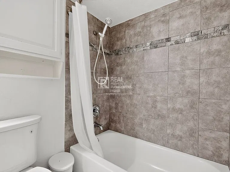4548 Newcombe Dr — Photo 32