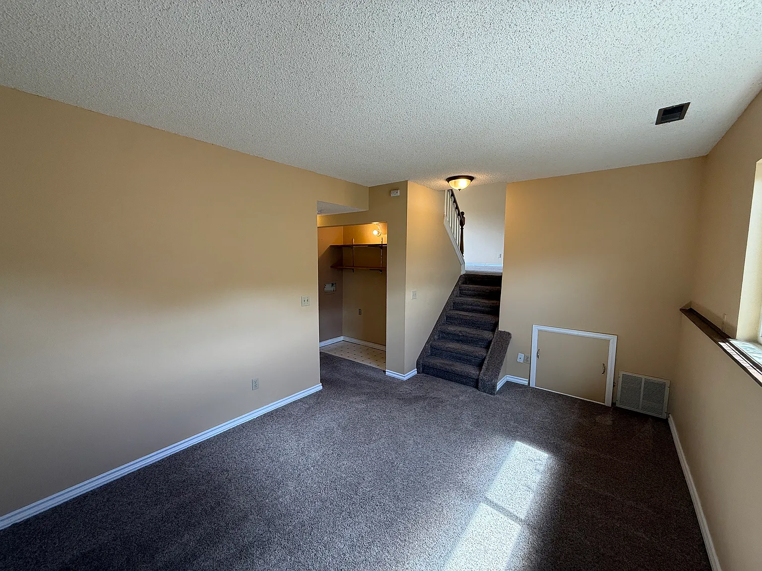 3 bed, 1250 sqft, $2,250 — Photo 3