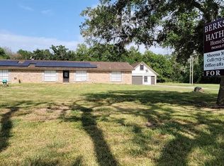 10 Forrest Ln, Angleton, TX 77515