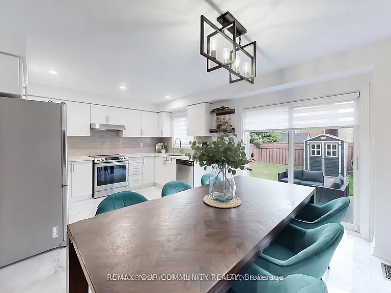 52 Four Seasons Cres — Photo 3
