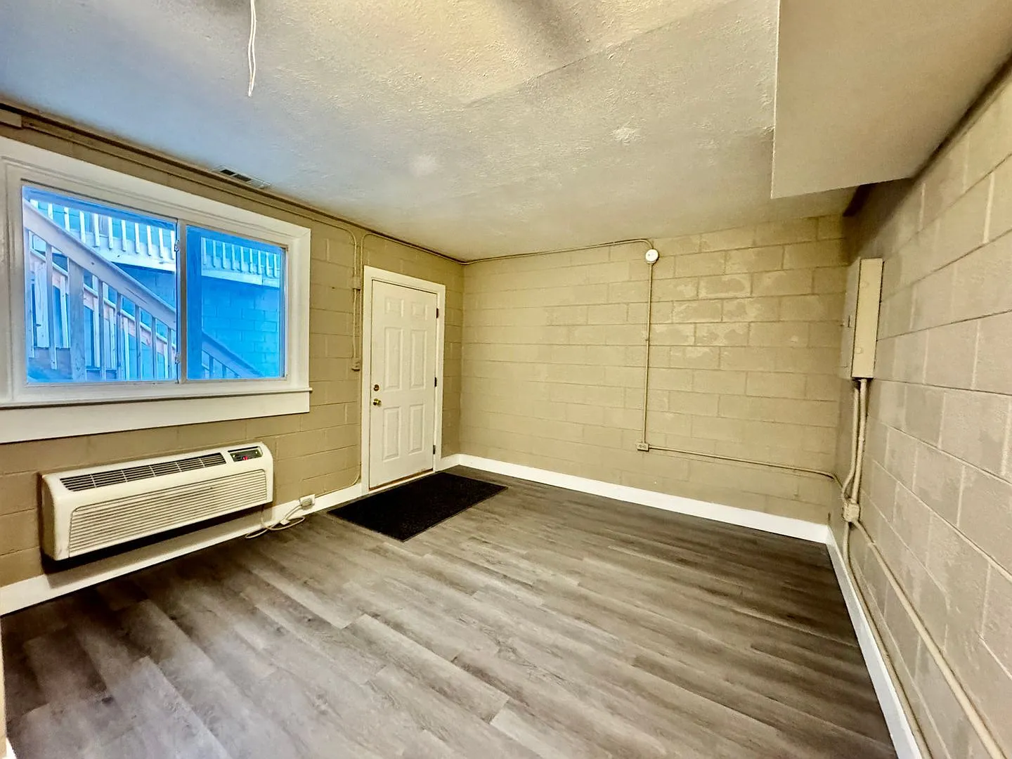 Studio Apt Available Now! — Photo 4