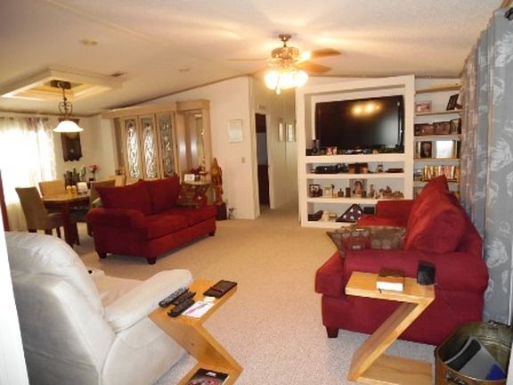 3rd image of 2 Lake Pointe Dr