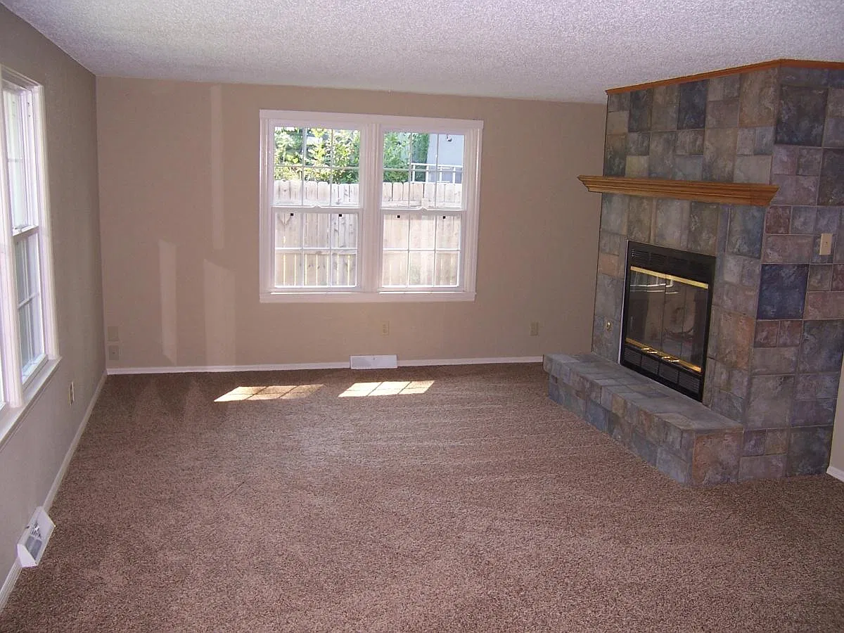 3 bed, 1176 sqft, $1,800 — Photo 2