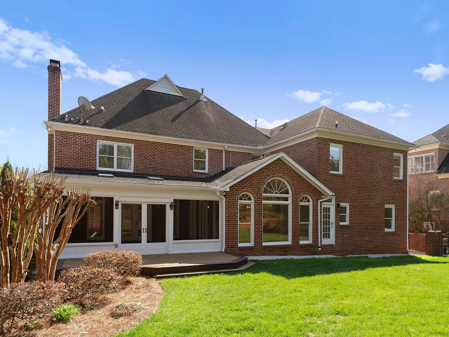 5 bed, 4.5 bath, 5178 sqft, $8,800 — Photo 4