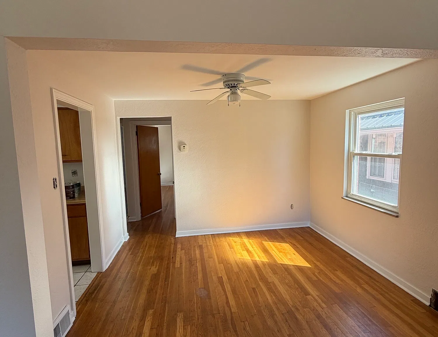2 bed, 1000 sqft, $1,400 — Photo 3