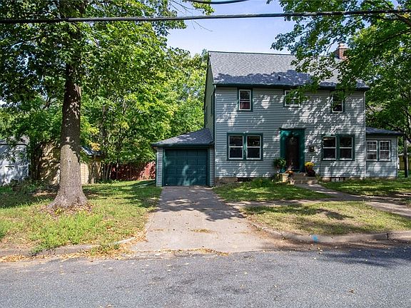 2nd image of 1021 9th Avenue E