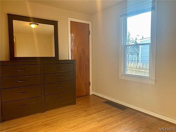 4th image of 88 Hinman Ave