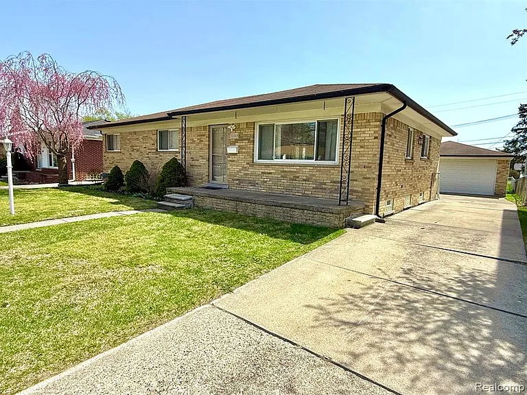31015 Dorais St — Photo 2