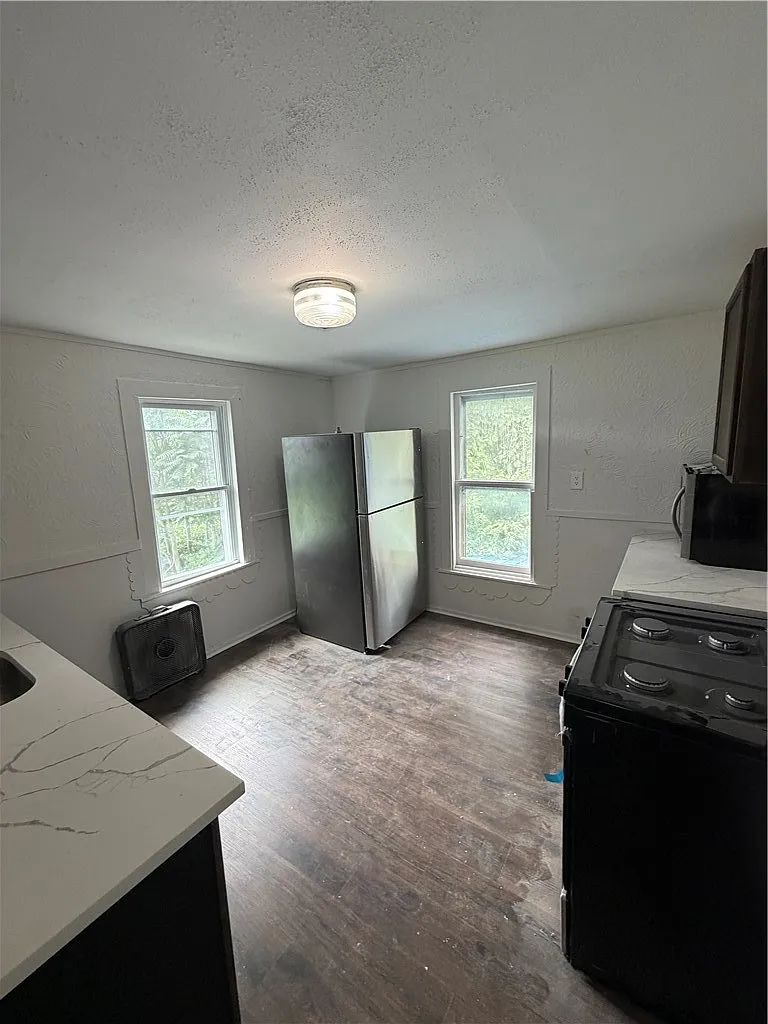 3 bed, 1.0 bath, 2528 sqft, $1,500 — Photo 3