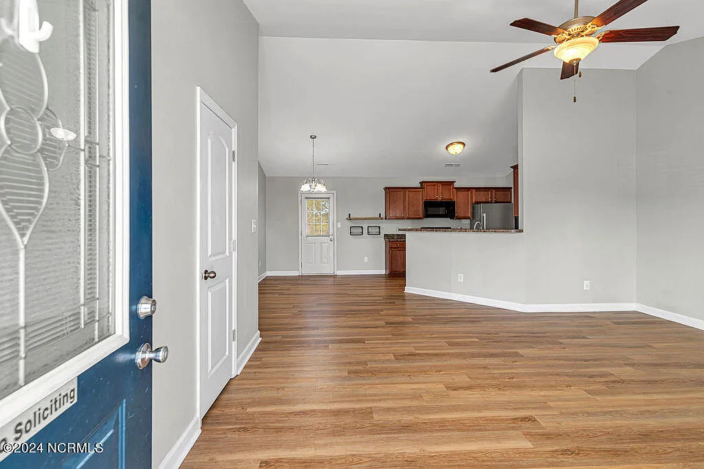 3 bed, 2.0 bath, 1220 sqft, $1,800 — Photo 2
