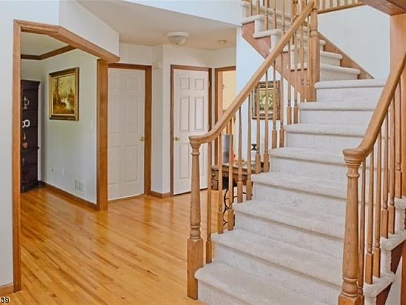 4th image of 7 Tallyho Ln