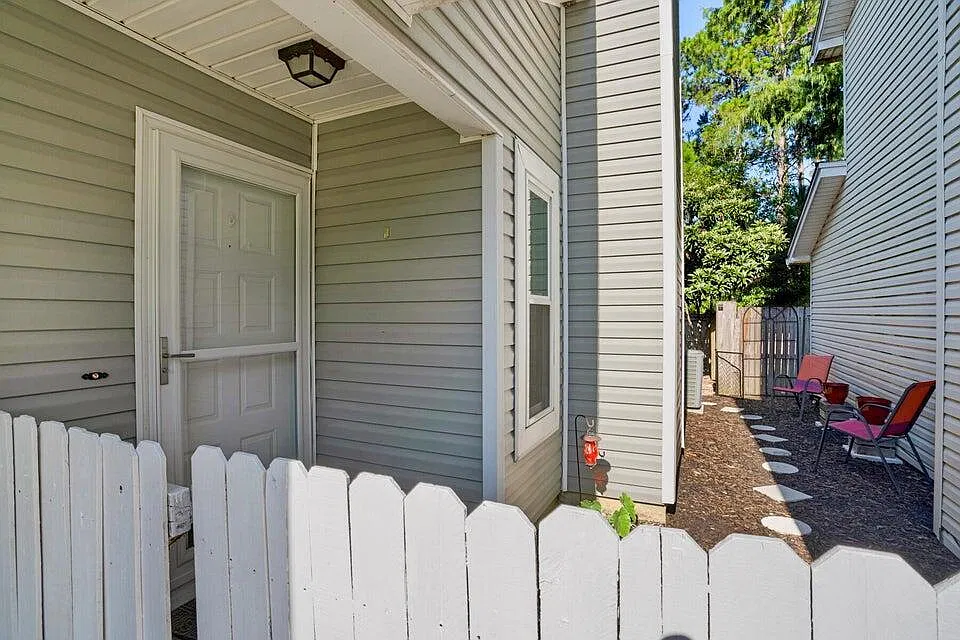 3 bed, 2.0 bath, 1037 sqft, $1,875 — Photo 4