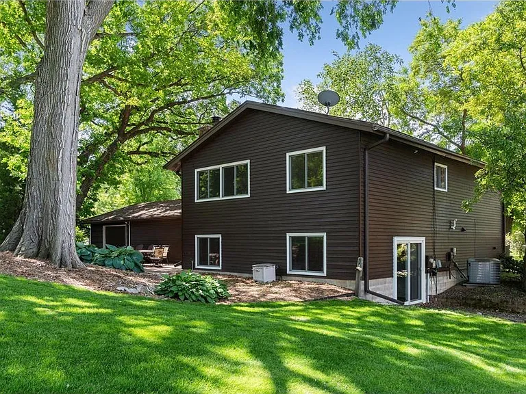 3160 Walnut Grove Ln N — Photo 12