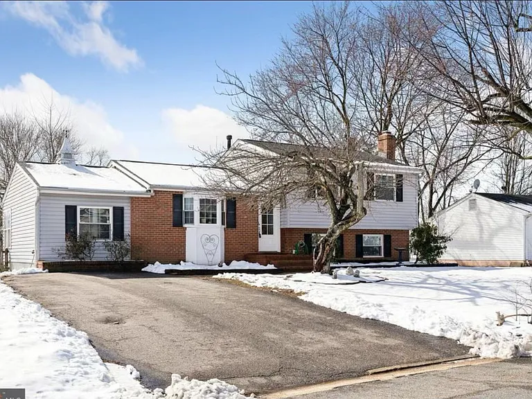 5083 Macnamara Dr — Photo 4