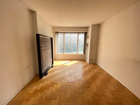 200 East 69th Street image 4 of 14