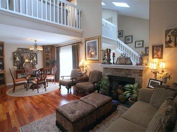 3rd image of 215 Cumberland Ct