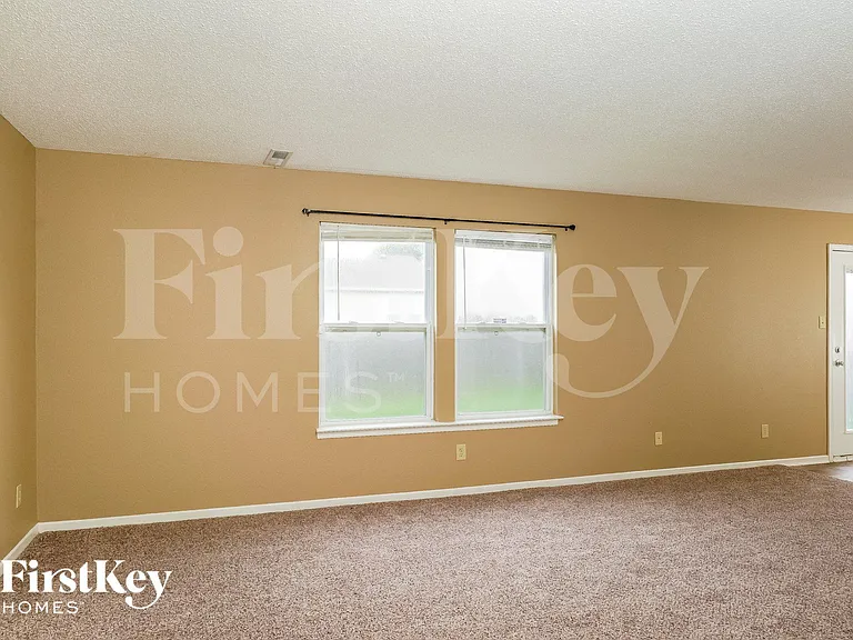 96 Winterwood Dr — Photo 2