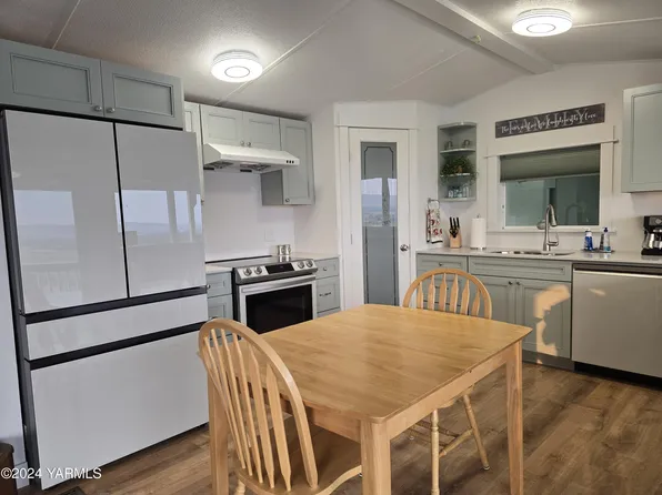 300 Alps Rd Unit 1028, Moxee, WA 98936