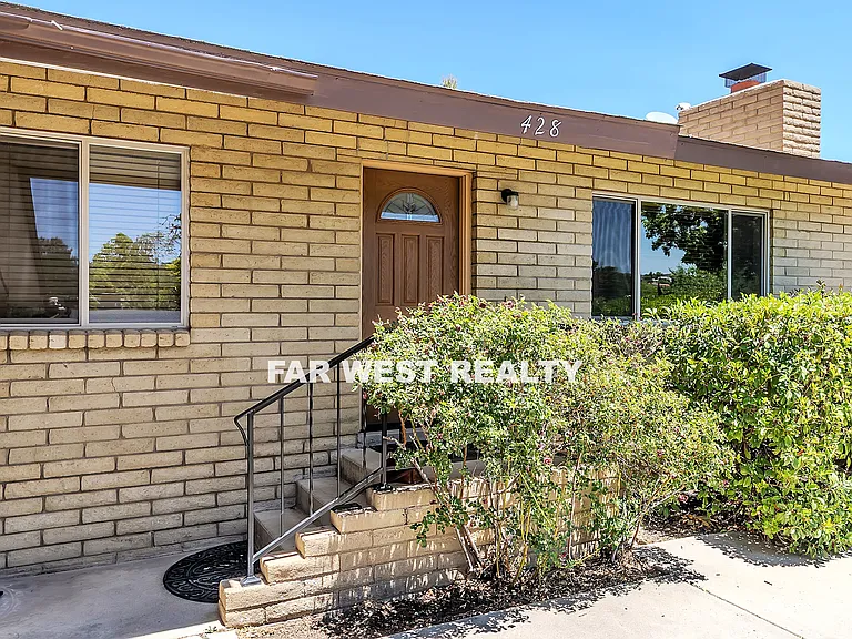 428 Stewart Cir — Photo 2