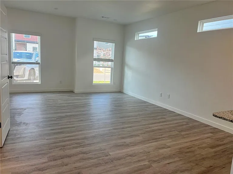 1031 Boardwalk Ave — Photo 7