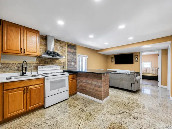 600 Broadway #D14, Amityville, NY 11701