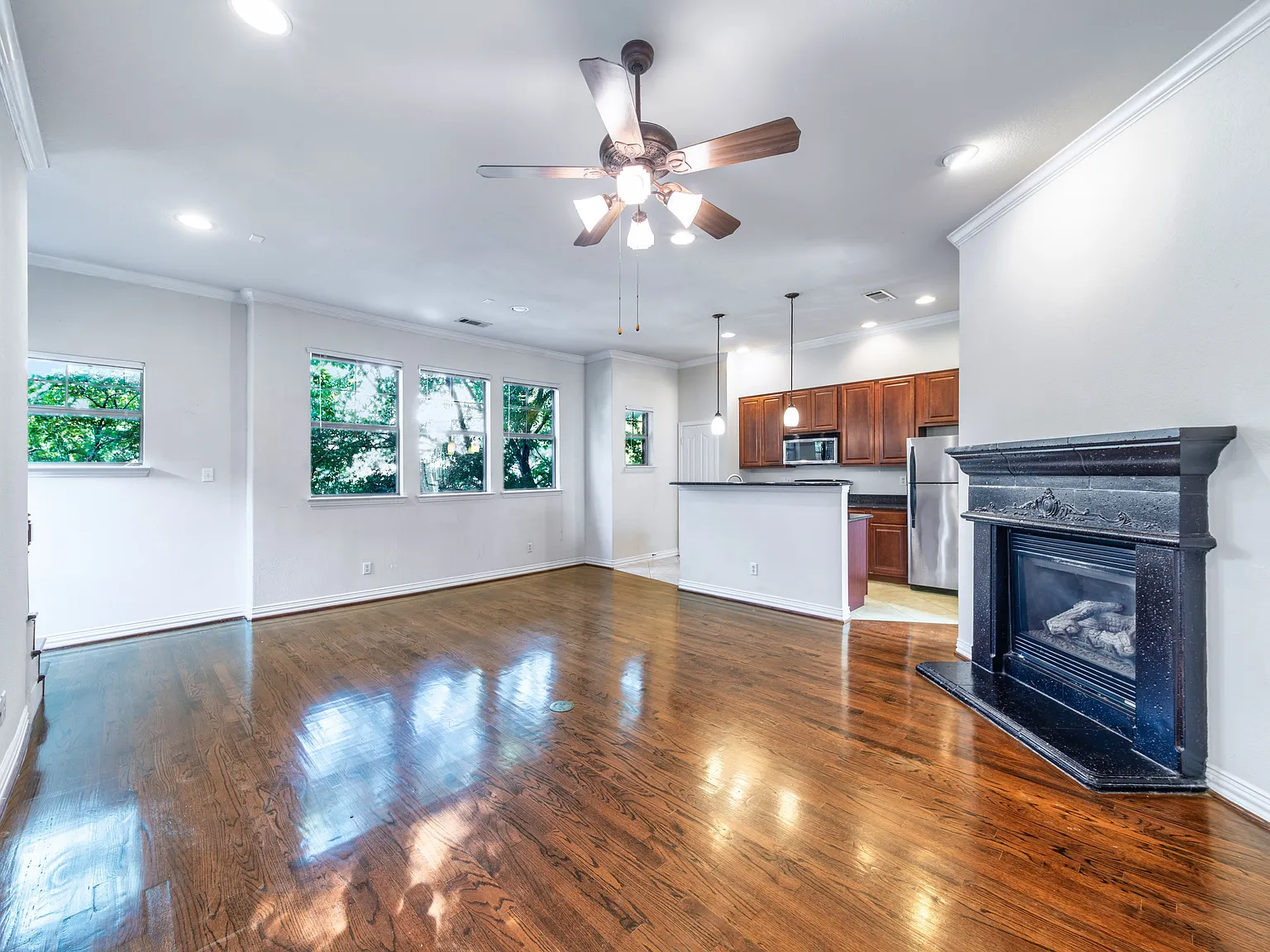 2 bed, 2.5 bath, 1373 sqft, $2,975 — Photo 3
