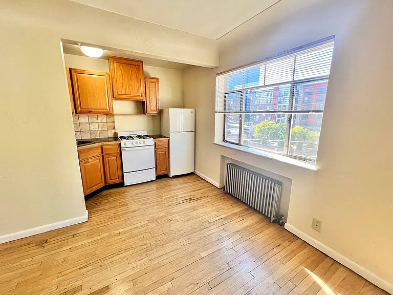 Experience the charm of this cozy urban kitchen, with ample natural light and functional spaces. Experience the charm of this cozy urban kitchen, with ample natural light and functional spaces.