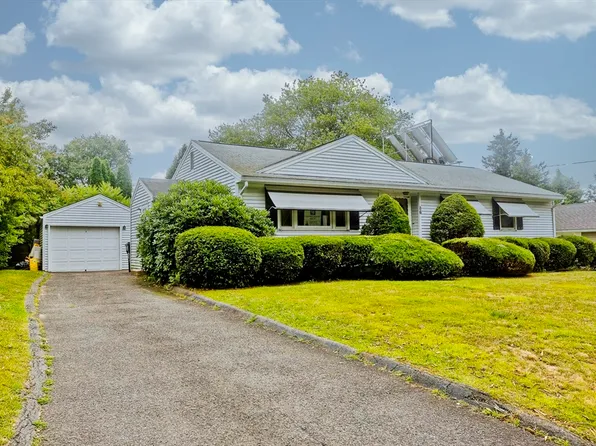 86 Lynch Dr, Holyoke, MA 01040