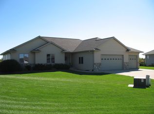 1251 Moonstone Ct, Mason City, IA 50401