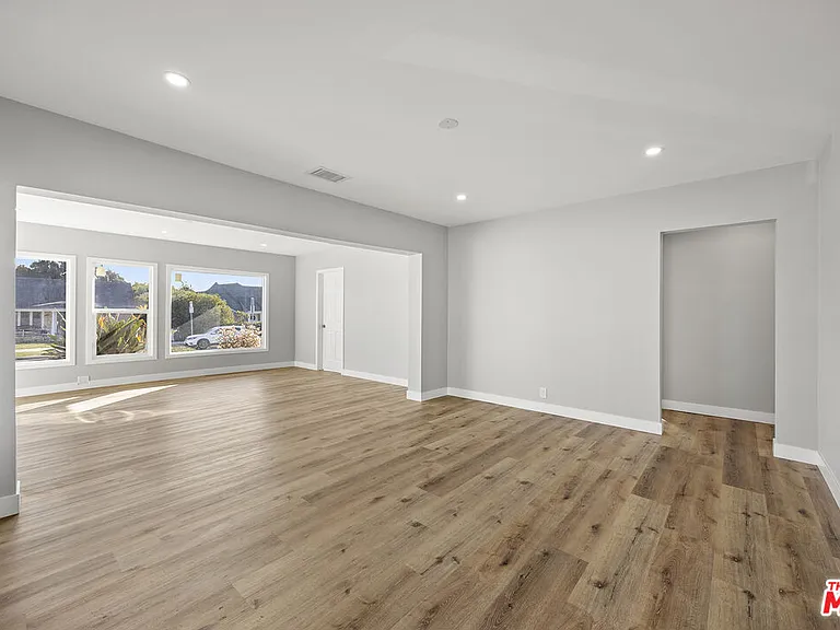 5465 S Victoria Ave — Photo 4