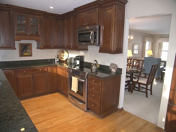 4th image of 803 Interlaken Dr